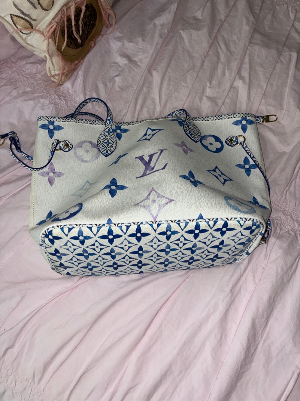 Designer-Style Blue & White Tote with Matching Pouch MM.  Limited edition - Picture 7 of 12